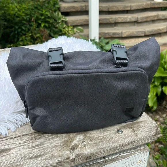 lululemon athletica Dark Gray Early Embark Kit
5L - Picture 1 of 14